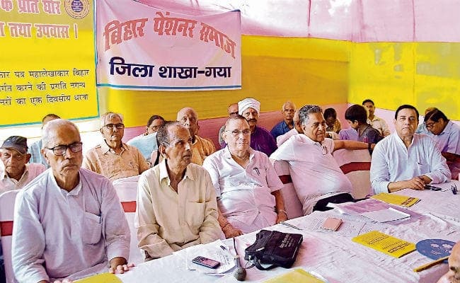 पटना : 7वें वेतन आयोग का लाभ नहीं मिलने के खिलाफ पेंशनरों ने दिया धरना