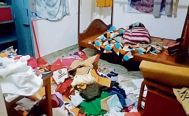 पहले चाय बनाकर पी, महिलाओं को बनाया बंधक और लूट ले गये घर