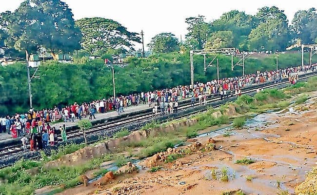 .....जब उड़ी ट्रेन में मुफ्त यात्रा की अफवाह, उमड़ पड़े लोग