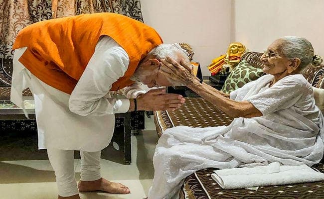 जन्मदिन पर PM मोदी ने मां हीराबेन से लिया आशीर्वाद, साथ में खाना भी खाया