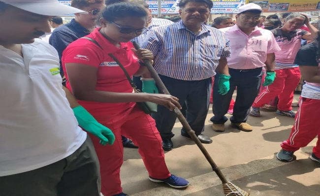 असुंता लकड़ा ने प्‍लास्टिक हटाओ अभियान में हिस्‍सा लिया