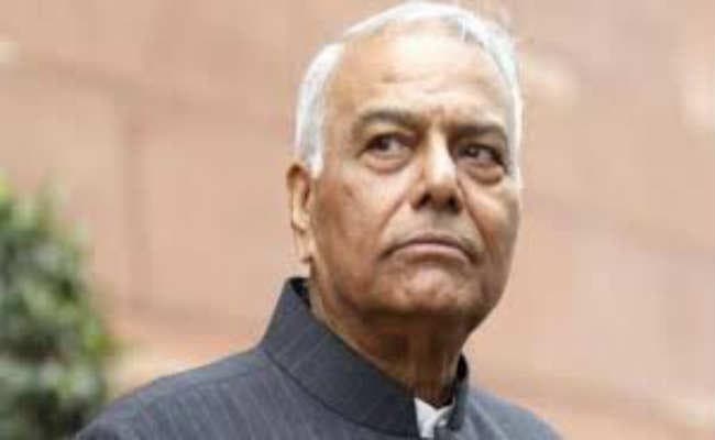 श्रीनगर एयरपोर्ट पर जमकर हंगामा, दिल्‍ली वापस लौटे यशवंत सिन्हा, श्रीनगर हवाईअड्डे से बाहर निकलने की नहीं मिली अनुमति