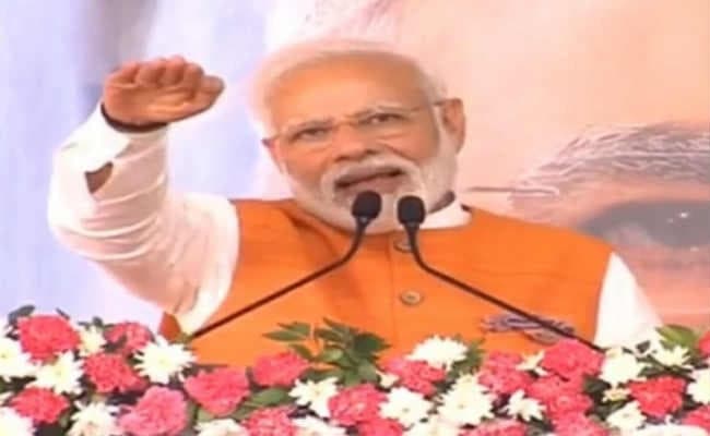 मोदी का जन्मदिन : कार्यकर्ताओं ने 69 और 370 किलो के केक काटे, यज्ञ और भंडारा आयोजित
