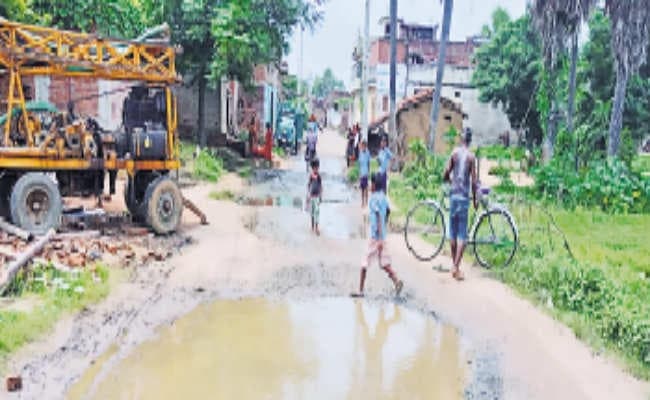 जर्जर सड़क के पुर्नरुद्धार की मांग, लोगों का प्रदर्शन