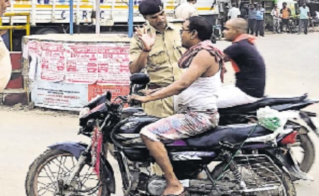 लोग नहीं हो रहे जागरूक, बगैर हेलमेट के चला रहे बाइक