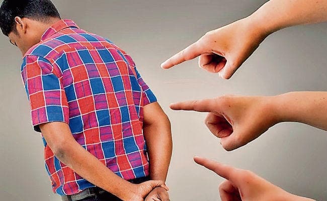 बढ़ती उम्र के साथ बढ़ता शिकंजा, कहीं आप भी तो नहीं कर रहे अपने बच्‍चों की हेलिकॉप्टर पैरेंटिंग