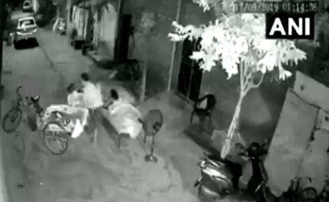 देखें VIDEO: मां के साथ सो रहा था 4 साल का मासूम तभी हुई उसे चुराने की कोशिश, आरोपी गिरफ्तार