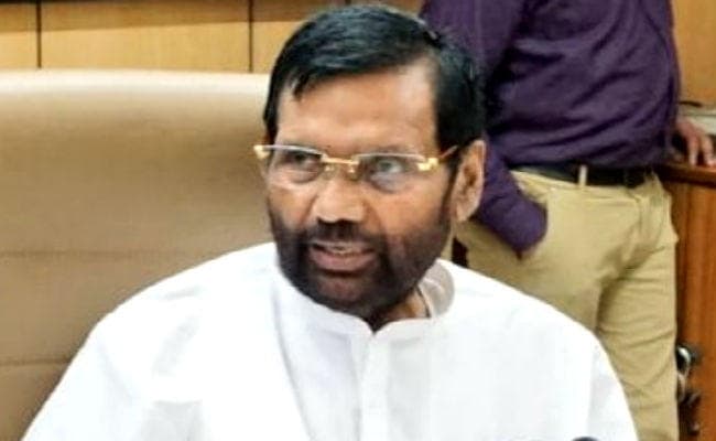 केंद्रीय खाद्य और उपभोक्ता मामलों के मंत्री राम विलास पासवान को दुकानदार ने बेचा मोम लगा सेब, फिर…