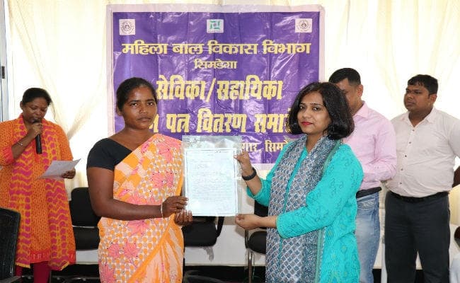 सिमडेगा : उपायुक्त विप्रा भाल ने सभी आंगनबाड़ी केंद्रों को मॉडल बनाने का दिया निर्देश