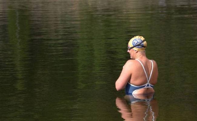 World Record: कैंसर सर्वाइवर सारा ने लगातार 54 घंटे तैरकर चार बार पार किया इंग्लिश चैनल