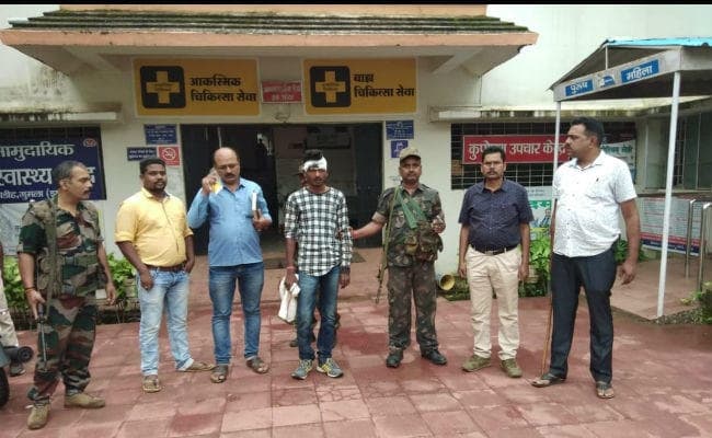 फिल्मी अंदाज में बैंक लूटने आये थे अपराधी, बैंककर्मी की जांबाजी से एक की हुई कुटाई, दुम दबाके दो भागे