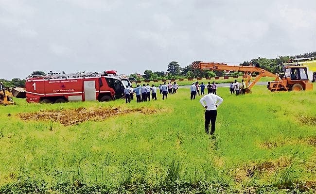 पटना एयरपोर्ट का रनवे बंद : विमान में तीन-चार घंटे तक बैठे रहे यात्री