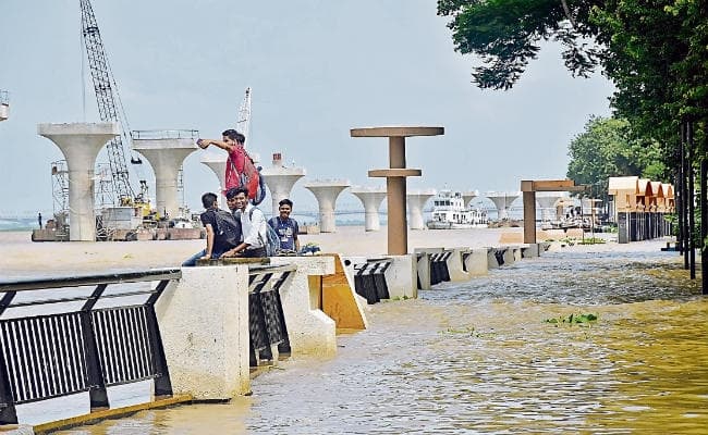बारिश और यमुना नदी के रास्ते चंबल का पानी पहुंचने से बढ़ा जल स्तर