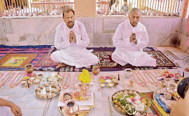 गया : राज्यपाल फागू चौहान ने किया पिंडदान