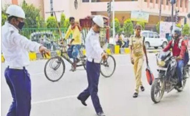 बिना बीमा व पीयूसी का कार चला रहा था पुलिस कांस्टेबल, शीशे भी थे काले, कट गया चालान