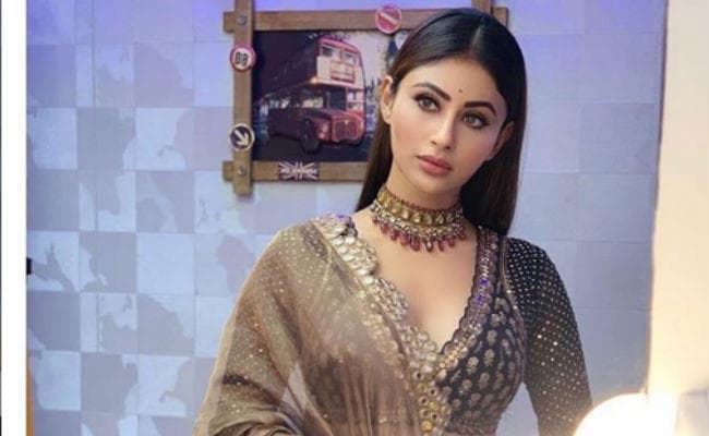 VIDEO : मौनी रॉय की कार पर गिरा पत्‍थर, हादसे में बाल-बाल बची एक्‍ट्रेस