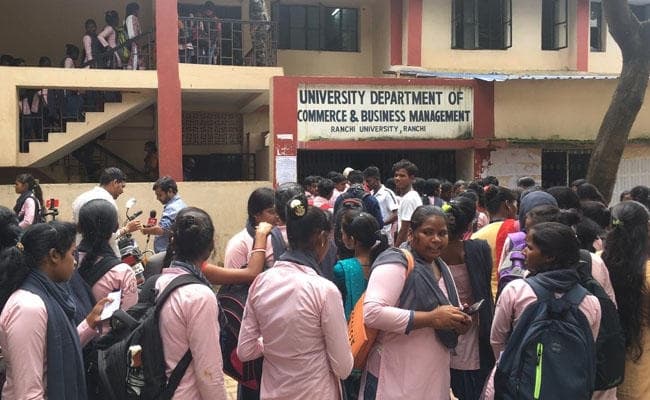 रांची विश्वविद्यालय छात्र संघचुनाव : 15 कॉलेज में  मतदान जारी, कहीं उत्साह तो कहीं भीड़ कम