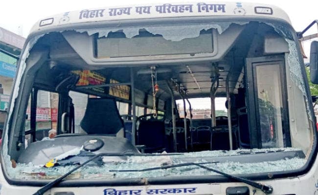 गांधी मैदान से एम्स जा रही परिवहन निगम की बस ने युवक को कुचला, लोगों ने बसों पर किया पथराव, सड़क जाम