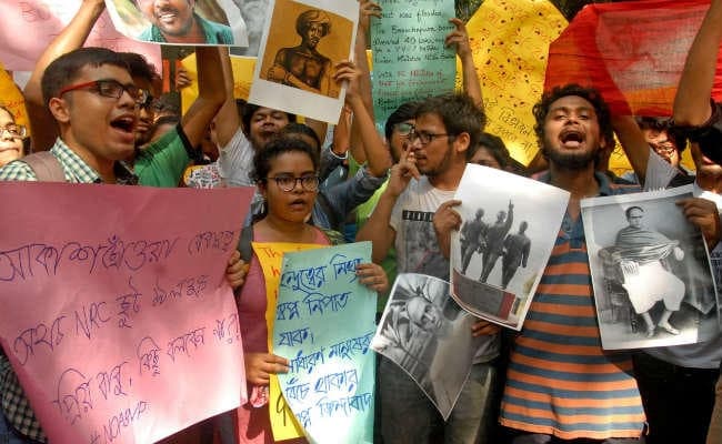 जादवपुर विवि मामला : छह घंटे के बाद फिल्‍मी अंदाज में राज्यपाल व केंद्रीय मंत्री छात्रों के घेराव से हुए मुक्त