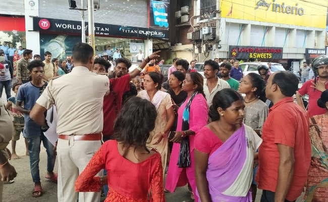 सर्कुलर रोड में घर पर कब्जा को लेकर महिलाओं ने किया सड़क जाम