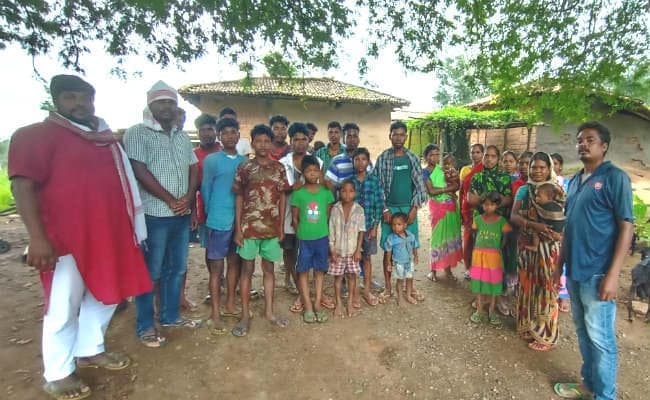 गुमला : कोरवा जनजाति का दर्द, मोबाइज चार्ज करने के लिए देना पड़ता है 10 रुपये