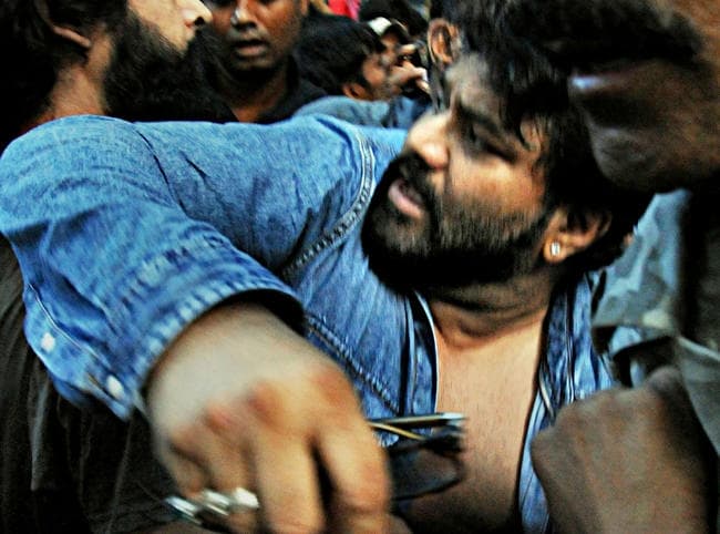 जादवपुर यूनिवर्सिटी में जमकर बवाल, केंद्रीय मंत्री बाबुल सुप्रियो के साथ बदसलूकी, तस्वीरों में देखें