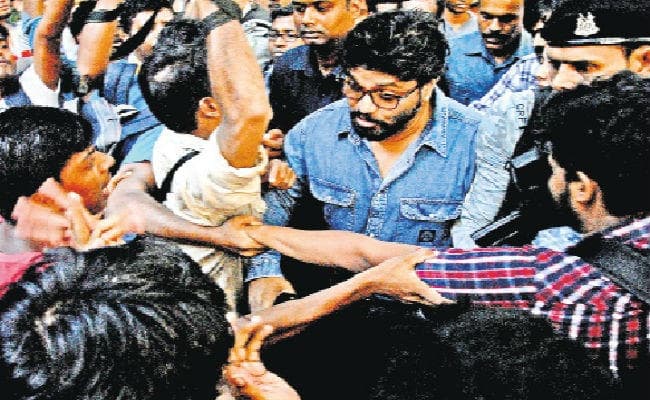 बाबुल को बचाने पहुंचे एबीवीपी समर्थक, यूनियन रूम पर धावा, तोड़ी फर्नीचर, लगायी आग