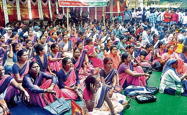 मांगों को ले आंदोलित हैं कई संगठन, धरना-प्रदर्शन जारी