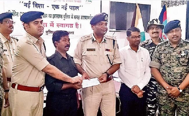 गुमला : 10 लाख का इनामी भूषण ने किया सरेंडर