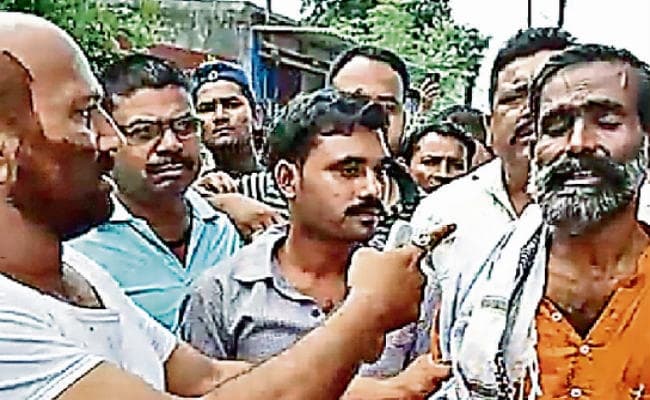 मॉब लिंचिंग : मुसलमान के वेश में पत्थर बेचने वाले मामा-भांजे पर बच्चा चोरी का आरोप लगा लोगों ने की पिटाई