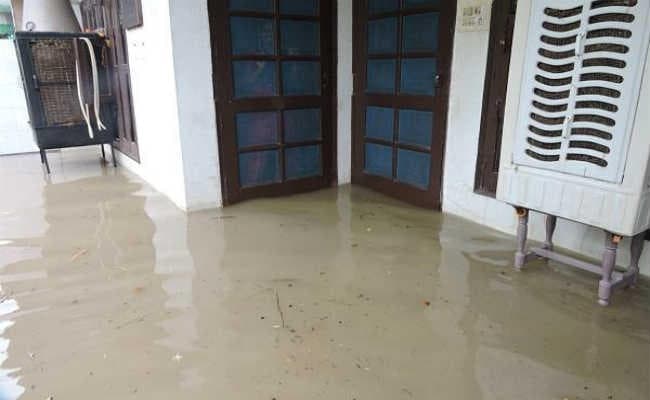 कोसी के जलस्तर में आयी कमी, घरों में पानी घुसने से पीड़ितों की समस्या अब भी बरकरार