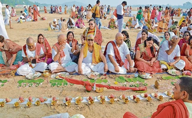 मिट्टी के बर्तन में सरसों के तेल का दीपक जलाएं, पितरों को मिलेगी शांति