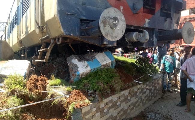 झारखंड : बैरियर तोड़कर जसीडीह स्टेशन से बाहर निकली लोकल ट्रेन, डीआरएम ने दिये जांच के आदेश