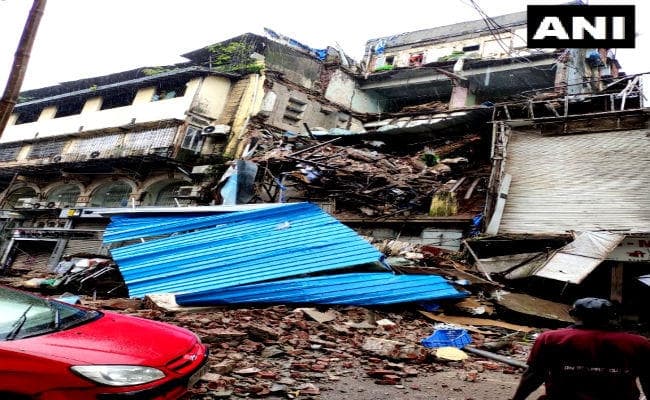 मुंबई: ढह गई चार मंजिला इमारत, फायर ब्रिगेड की गाड़ियां और एंबुलेंस मौके पर पहुंची