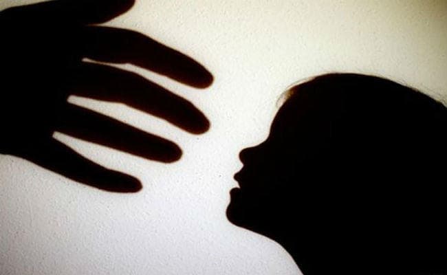 अब 70 वर्षीय पादरी पर लगा बच्चियों के शारीरिक शोषण का आरोप