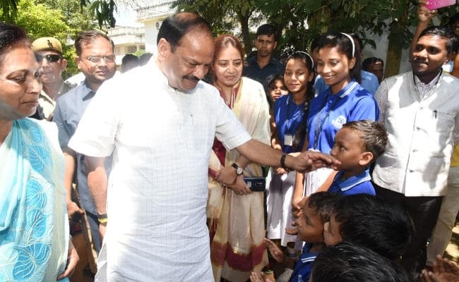 दुमका के कुसुमडीह में बोले रघुवर दास, बेटियों को मुख्यमंत्री सुकन्या योजना का लाभ जरूर मिले