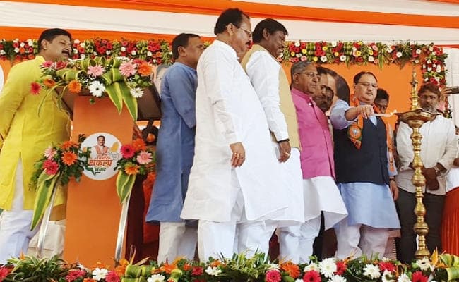 झारखंड के सरायकेला में उड़ान भरने से पहले BJP अध्यक्ष जेपी नड्डा के हेलीकॉप्टर के दोनों इंजन फेल