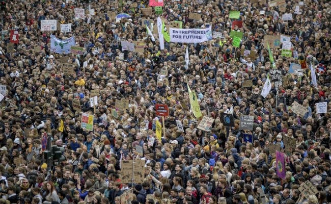 संयुक्त राष्ट्र सम्मेलन से पहले दुनिया भर में जलवायु परिवर्तन को लेकर प्रदर्शन