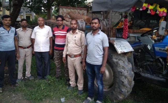 बरकट्ठा : वन विभाग ने अवैध लकड़ी का बोटा लदे ट्रैक्टर को किया जब्‍त