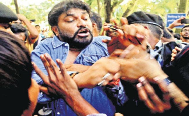 ''जादवपुर विश्वविद्यालय में सर्जिकल स्ट्राइक की जरूरत''