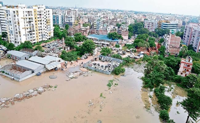 गंगा का बढ़ा जल स्तर : कई जगह डूबे घाट और आसपास फैला पानी, बांध पर पहुंचे लोग