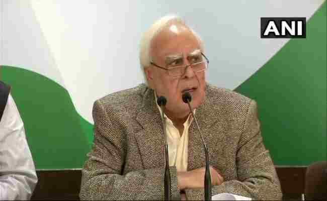 कांग्रेस नेता सिब्बल का तंज: सरकार कॉरपोरेट के लिए दिवाली लाई, गरीबों को उनके हाल पर छोड़ा