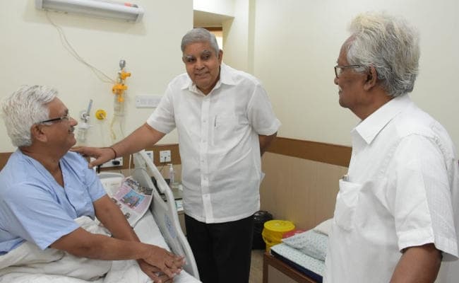 AMRI हॉस्पिटल में जादवपुर विश्वविद्यालय के कुलपति से मिले बंगाल के राज्यपाल जगदीश धनखड़