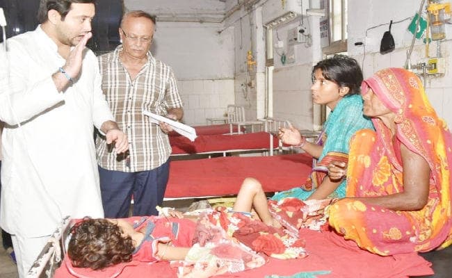 मुजफ्फरपुर में SKMCH में AES पीड़ितों से मिले आरजेडी नेता तेजस्वी यादव, सरकार पर बोला हमला, कहा...