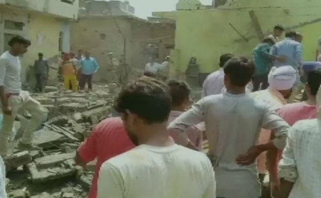 यूपी में पटाखे बनाते समय फैक्‍ट्री में विस्फोट, 6 लोगों की मौत, 8 घायल