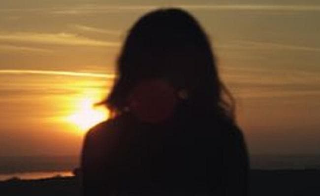 प्रेमी से नहीं मिलने दिया तो बीच सड़क धरने पर बैठी प्रेमिका और फिर...