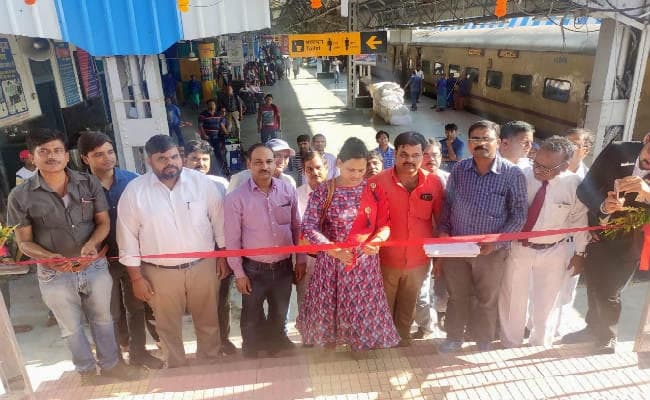 रांची : हटिया रेलवे स्टेशन पर पैदल यात्री पुल का हुआ उद्घाटन