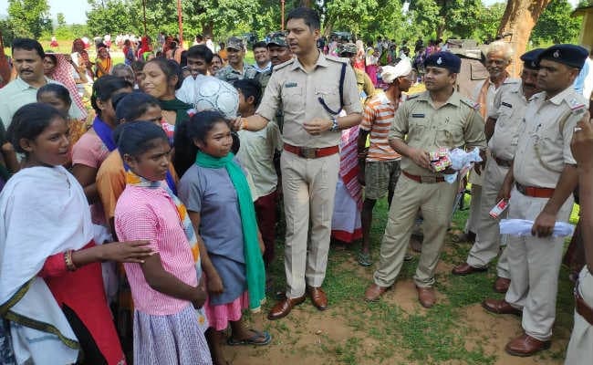 जनता दरबार में बोले सिमडेगा एसपी- शिक्षा व जागरूकता से ही क्षेत्र में शांति और खुशहाली आ सकती है