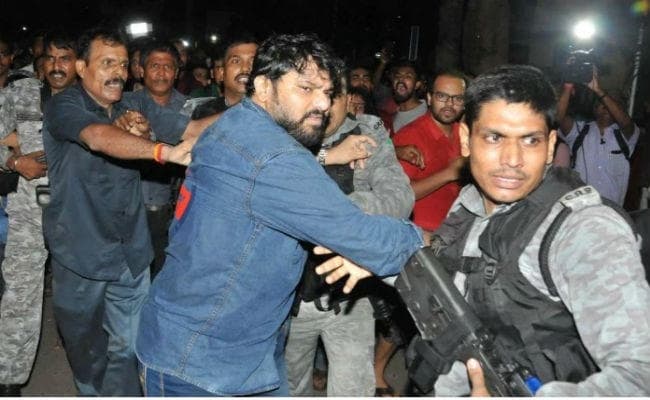 बाबुल सुप्रियो का प्रदर्शनकारी छात्र की मां को आश्वासन, आपके बेटे के खिलाफ नहीं होगी कोई कार्रवाई