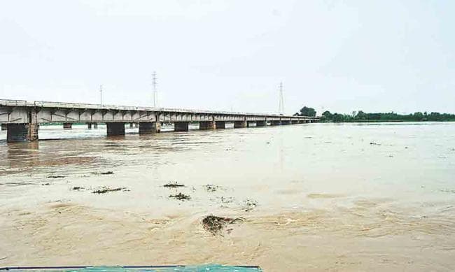 गंगा के जल स्तर में  बढ़ोतरी जारी, दो लाख की आबादी पर बाढ़ का खतरा